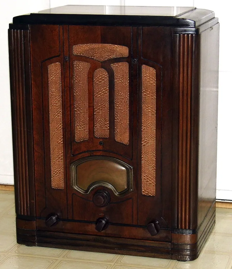 Lost on the Dial: The Pirate Broadcasters and Ghost Stations That Built Fandoms From Static